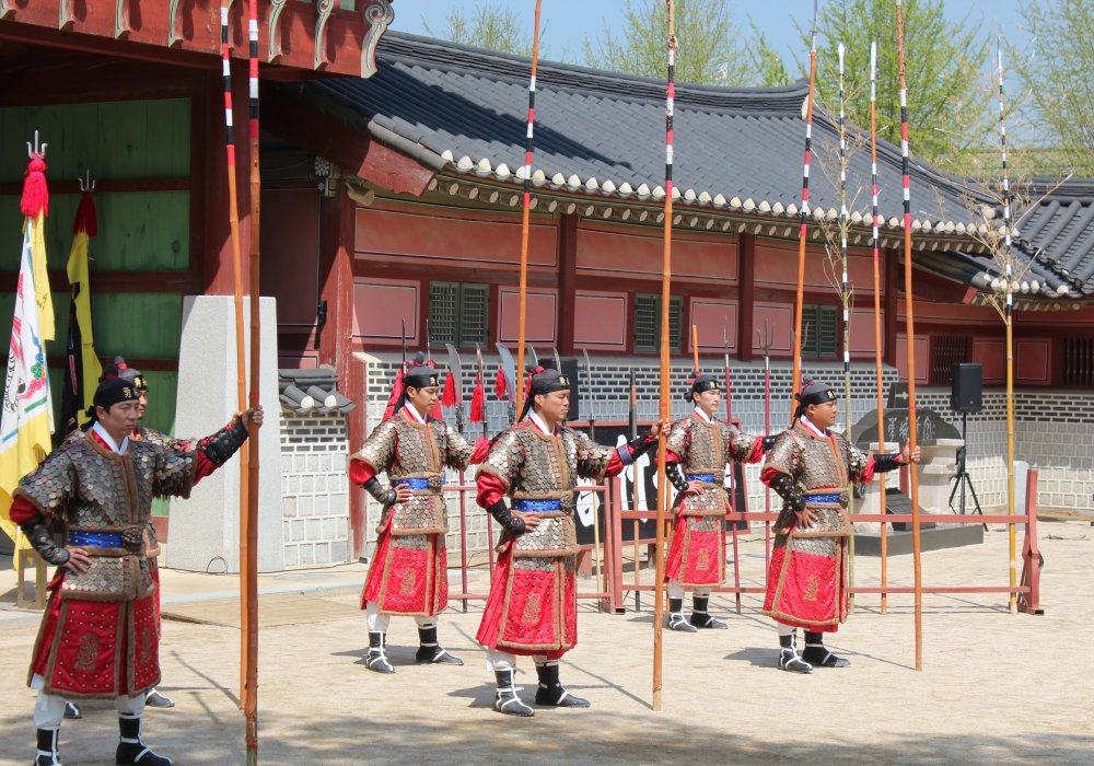 Сразу же после осмотра здесь показывают театрализованное представление. Где войны демонстрируют оружие и воспроизводят некоторые элементы боевых приемов корейской армии в средние века.