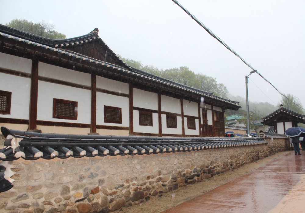 Многие корейцы говорят: Чтобы увидеть настоящую Корею, нужно обязательно посетить Андон. Это еще одно историческое место. Одна из конфуцианских школ.