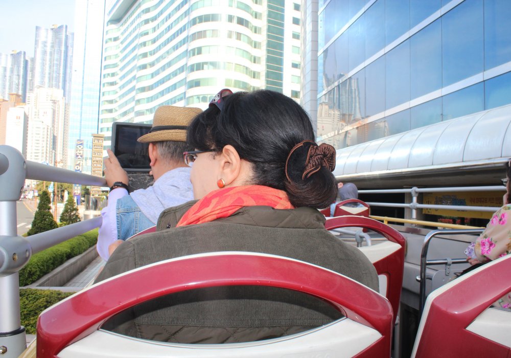 На открытом туристическом автобусе также можно увидеть остальную часть города. Однако лучше это делать летом.