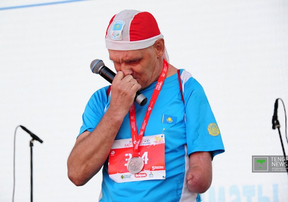 Несмотря на переполнявшие атлета эмоции, он поблагодарил и зрителей, и участников марафона за участие. И попросил болеть за него на марафоне в Санкт-Петербурге.