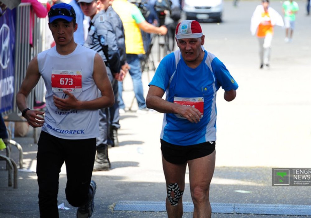 Олег Сысолятин (справа) тоже не первый раз участвует в марафоне. Кроме того он еще  участвует в соревнованиях по триатлону.