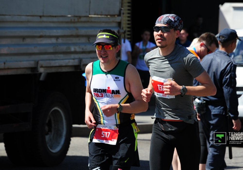 Среди марафонцев были именитые спортсмены, которые, казалось, даже не вспотели, проходя дистанцию. Казахстанские альпинисты Максут Жумаев и Магжан Сагимбаев на этом снимке преодолевают 30-й километр дистанции.