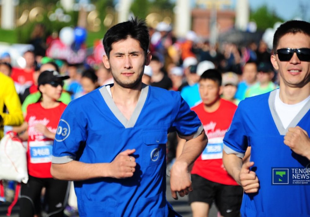 В марафоне были замечены люди в форме врачей "скорой помощи". Чтобы быть врачом - нужна смелость. Ее с избытком хватит на 10 марафонов.