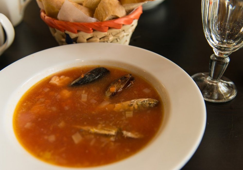 А вот так в обычном кафе Геленджика выглядит рыбный суп.