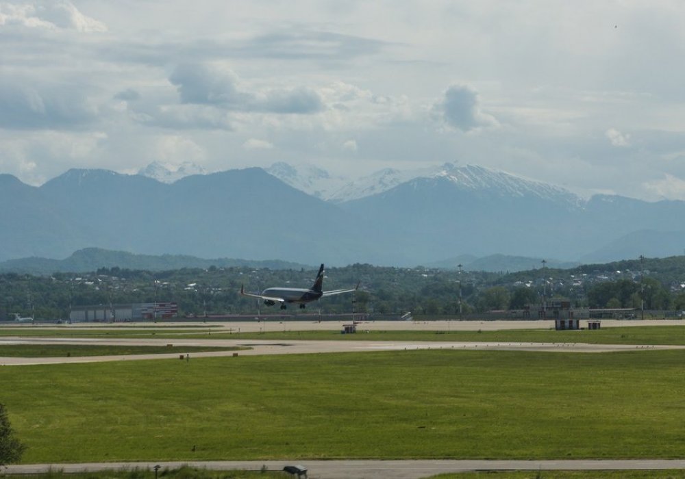 Взлетно-посадочная полоса Сочинского аэропорта. 