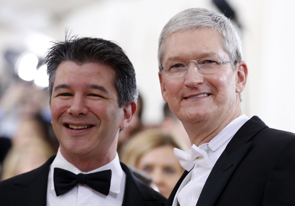 Генеральный директор Apple Тим Кук и главный исполнительный директор Uber Трэвис Каланик. © REUTERS 