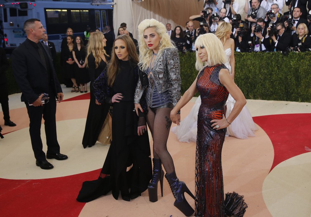 Певица Леди Гага и дизайнер Донателла Версаче. © REUTERS 
