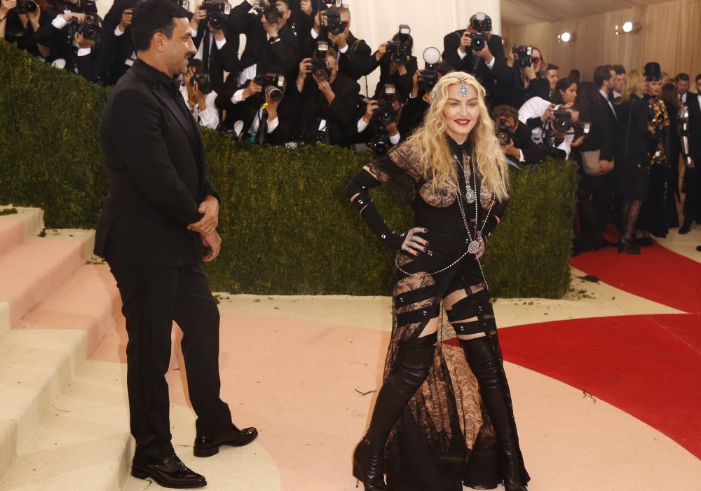 Певица Мадонна прибыла с дизайнером Риккардо Тиши. © REUTERS