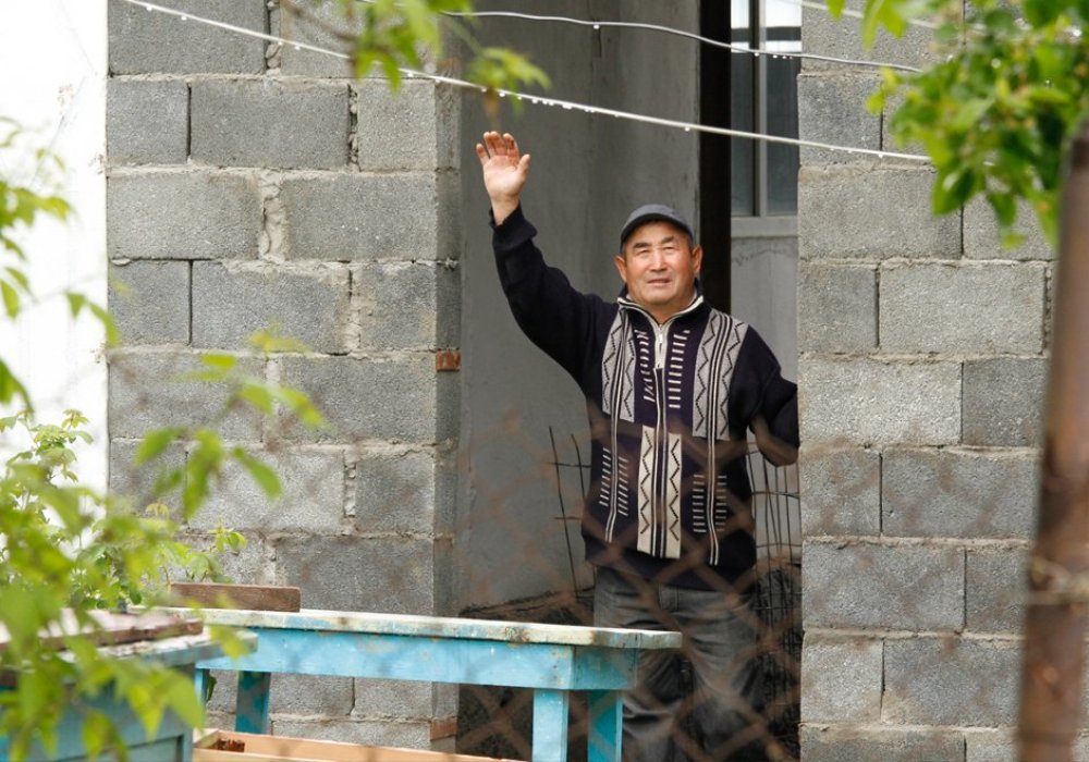 Жители Акши, где больше всего турбаз, на жизнь не жалуются - держат скот, работают на железной дороге, сдают комнаты.Фото Роза Есенкулова