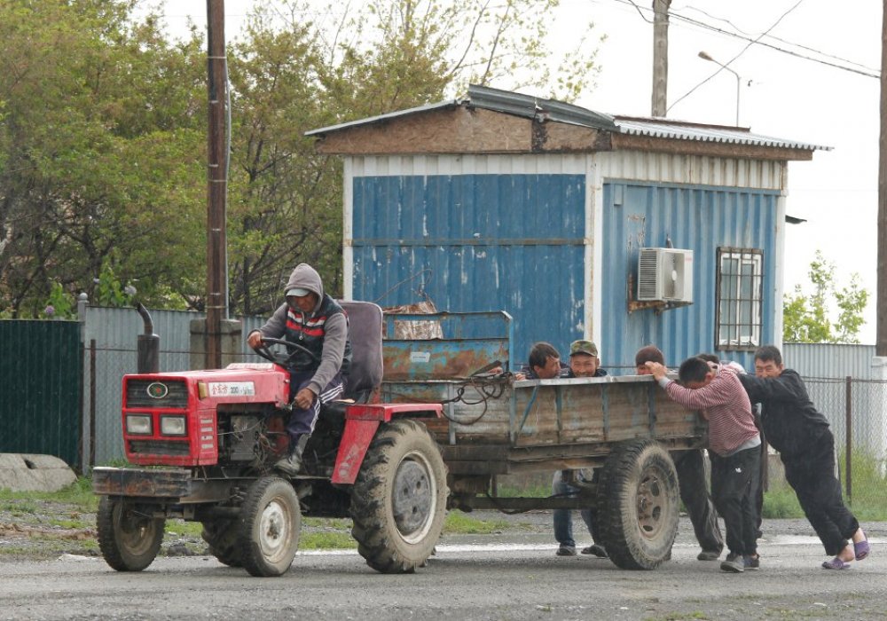 ...даже трактор застревает (шутка). Фото Роза Есенкулова