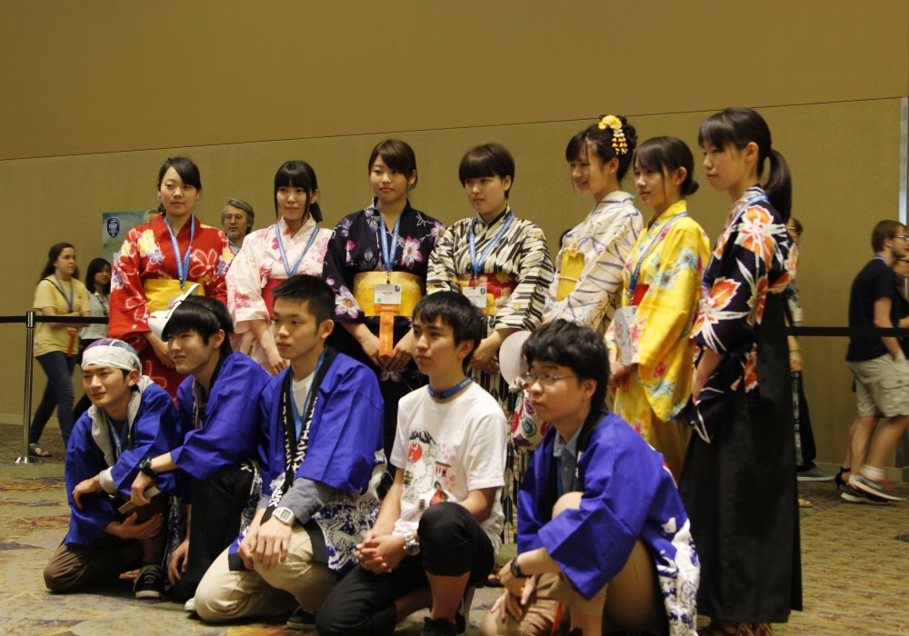 Некоторые участники посвящают свободное время фотосессиям. Делегации из Японии, Южной Кореи, Молдовы и нескольких других стран нарядились в национальные костюмы.