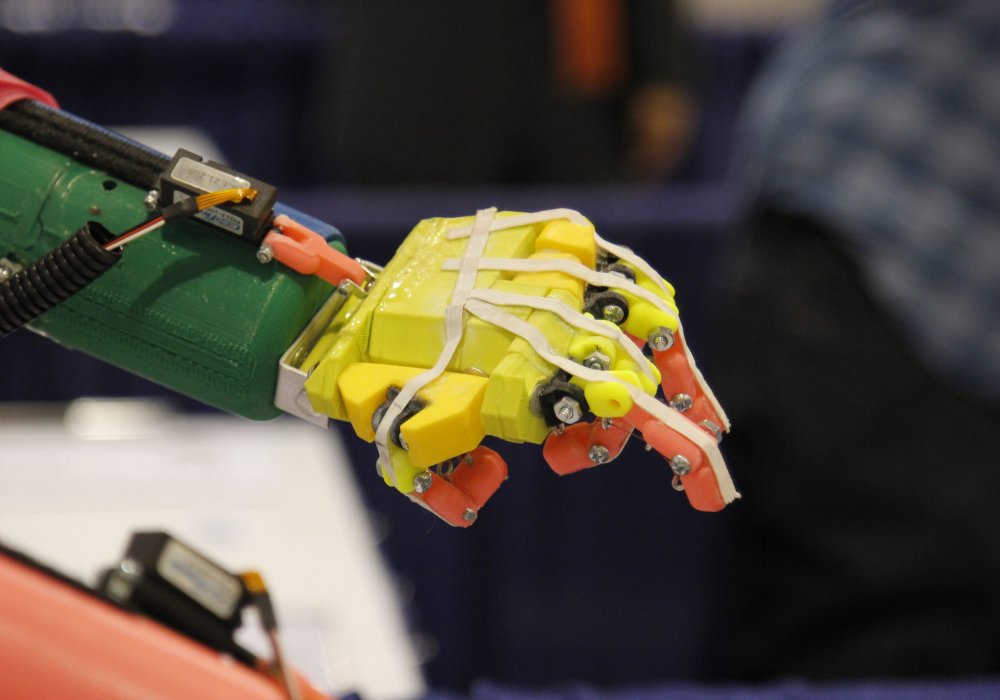 А вот и один из проектов из области робототехники. Механическая рука, выполненная в виде протеза.