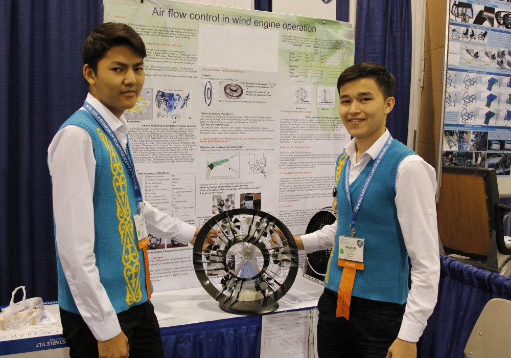 Ребята представили проект "Управление энергией воздушного потока в работе ветродвигателя". Их генератор способен работать при малых скоростях ветра.
