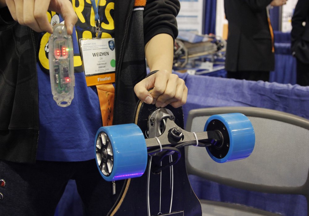 Еще один проект из Китая - скейтборд на электрическом приводе с дисковыми тормозами. Управляется пультом через bluetooth.