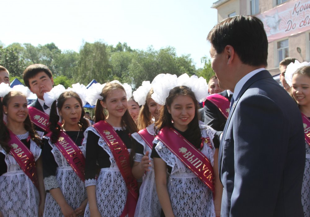 Школьники и аким Алматы Бауыржан Байбек.