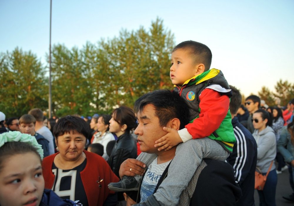 В этот вечер было много астанчан с детьми, для которых концерт стал продолжением праздничного дня. Мероприятие было приурочено к Международному Дню защиты детей. 