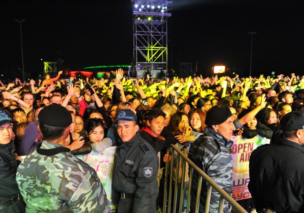 По данным полиции, на концерте присутствовало около 30 тысяч зрителей. 