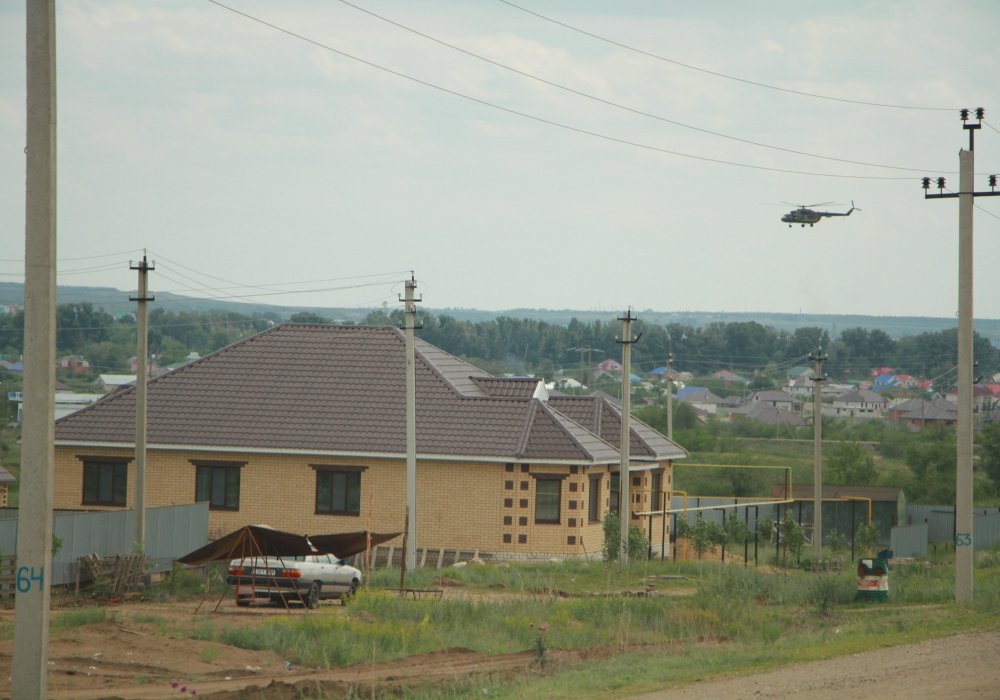 Вертолет над поселком Акжар в пригороде Актобе.