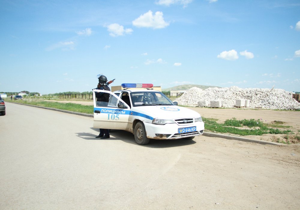 Полицейская машина в микрорайоне "Нур сити".