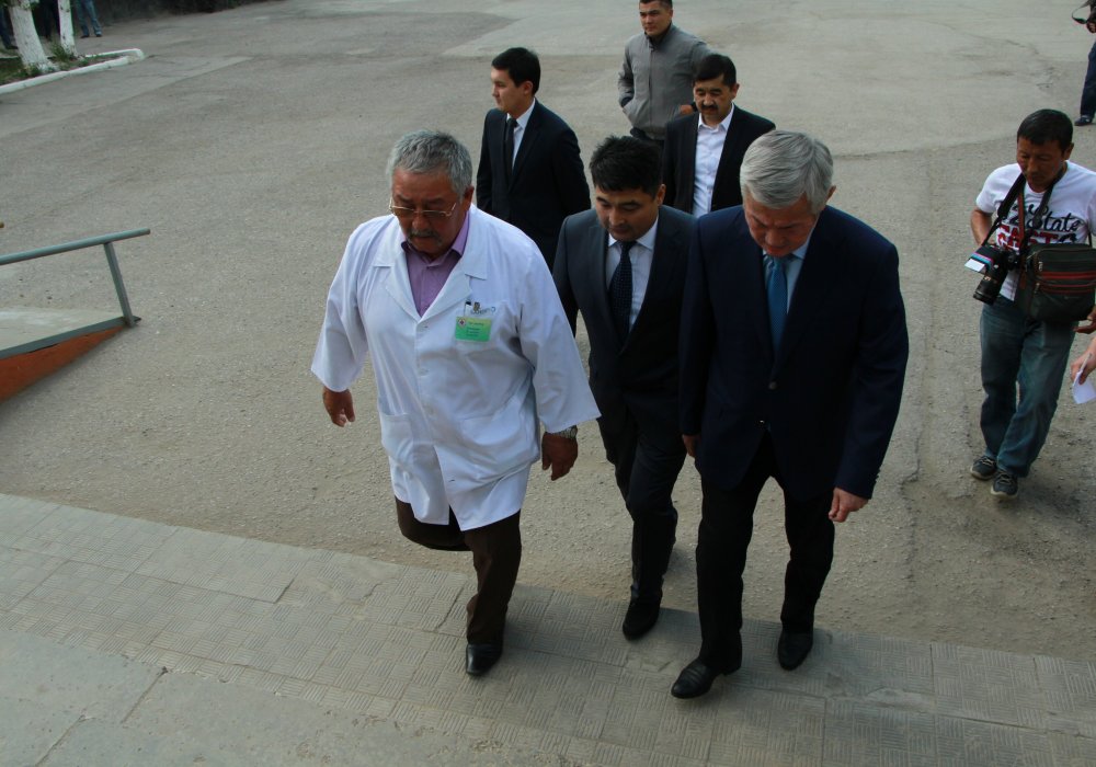 Глава региона Бердыбек Сапарбаев посетил больницу, где размещены раненые при перестрелке.