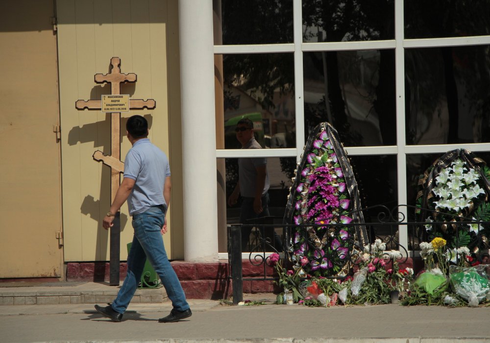 8 июня в "Палладе" прошла гражданская панихида по погибшему продавцу оружейного магазина Андрею Максименко.