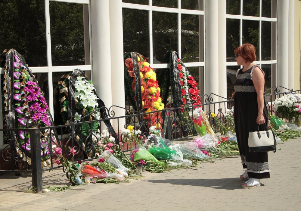 Цветы к магазину начали приносить еще 6 июня - на следующий день после нападения.