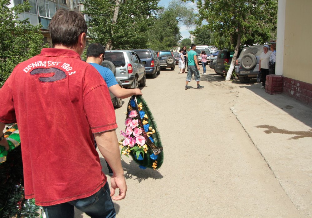 Во дворе дома, где расположена "Паллада", прощаются с пенсионером Николаем Онищенко. 