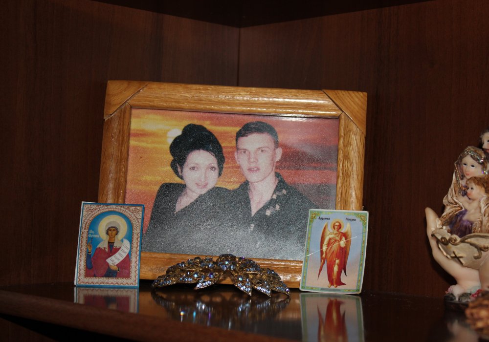 Михаил Матросов с супругой. Мужчина был убит террористами, когда пришел в оружейный магазин, чтобы купить снасти для рыбалки.