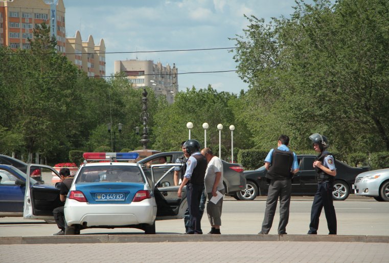 Гражданскую панихиду по погибшим охраняет полиция.