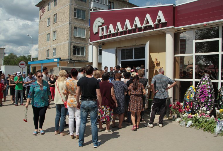 Актюбинцы выстроились в очередь, чтобы попрощаться с жертвами террористов. 