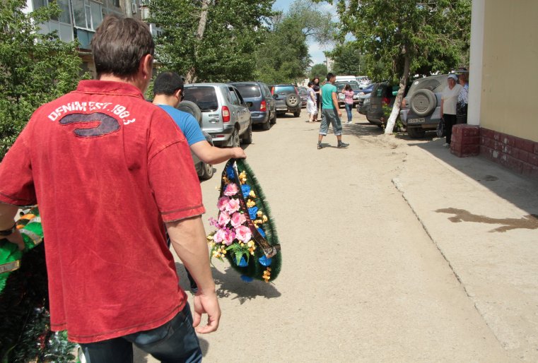 Во дворе дома, где расположена "Паллада", прощаются с пенсионером Николаем Онищенко. 