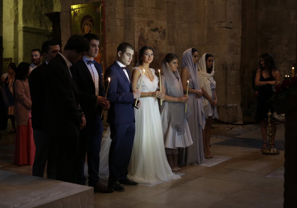 Зачастую в древних храмах Грузии можно стать гостем современной грузинской свадьбы.