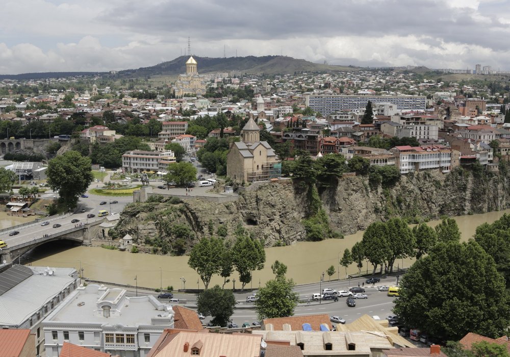 Ну и конечно, обязательна для посещения столица Грузии - Тбилиси. Живописный вид открывается с горы, где расположена крепость Нарекала. К ней ведет канатная дорога. Стоимость групповой экскурсии по Тбилиси и окрестностям составляет от 50 лари.