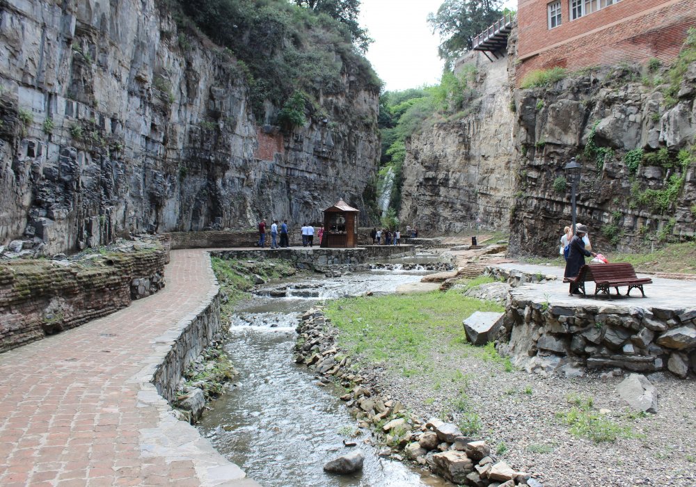 Никого не оставит равнодушным водопад в центре Старого Тбилиси.