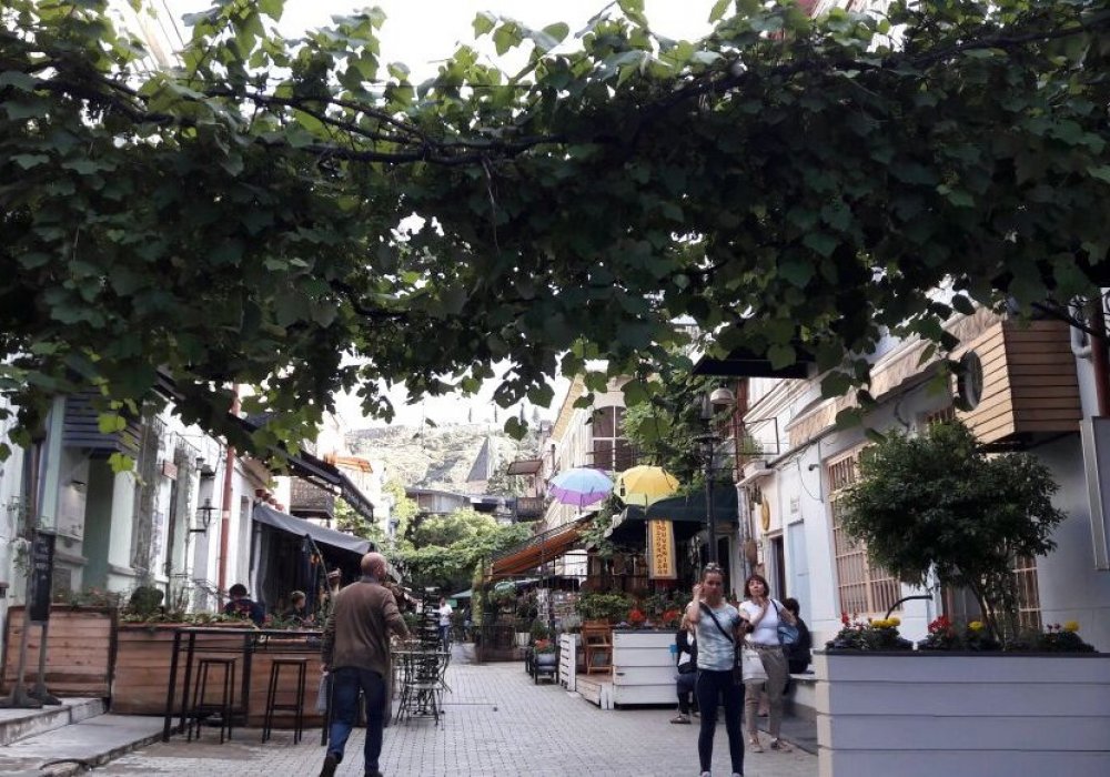Туристический центр Тбилиси - бульвар Шардени, что-то вроде алматинского Арбата. Здесь расположены уютные уличные кафе и многочисленные магазины сувениров, хэнд-мейда и винные лавки. В домах по периметру - в основном расположены гест-хаузы для туристов. Особенно многолюдно на Шардени по вечерам.