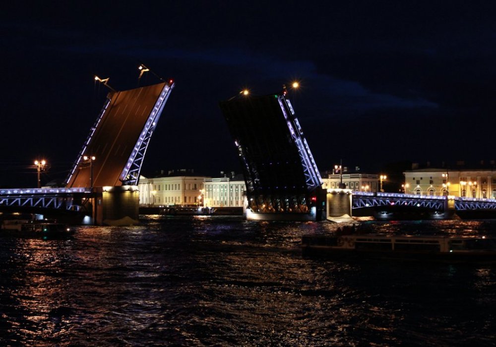 Санткт-Петербург - город очень нестандартный, так как расположен на островах. В черте города около 100 рек, рукавов, протоков и каналов, и около 100 водоемов, через которые перекинуто около 800 мостов. Прогуляться по ночной набережной и посмотреть на разводку мостов - это ли не романтика, привносящая душевный покой.