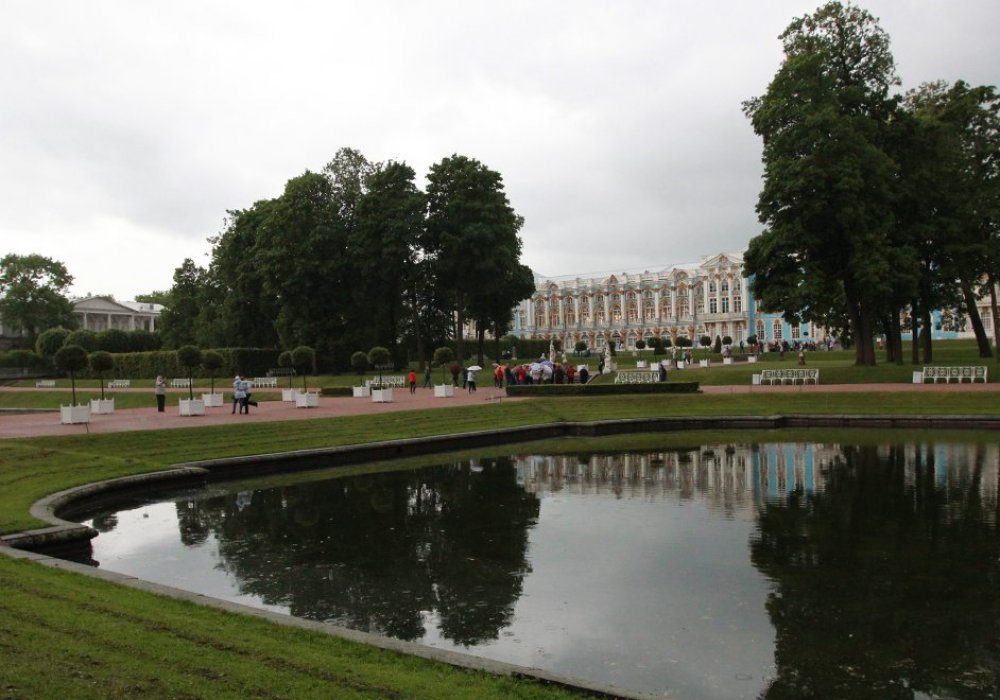 Любителям природы и ландшафтного дизайна непременно стоит посетить также и парк возле Екатерининского дворца.