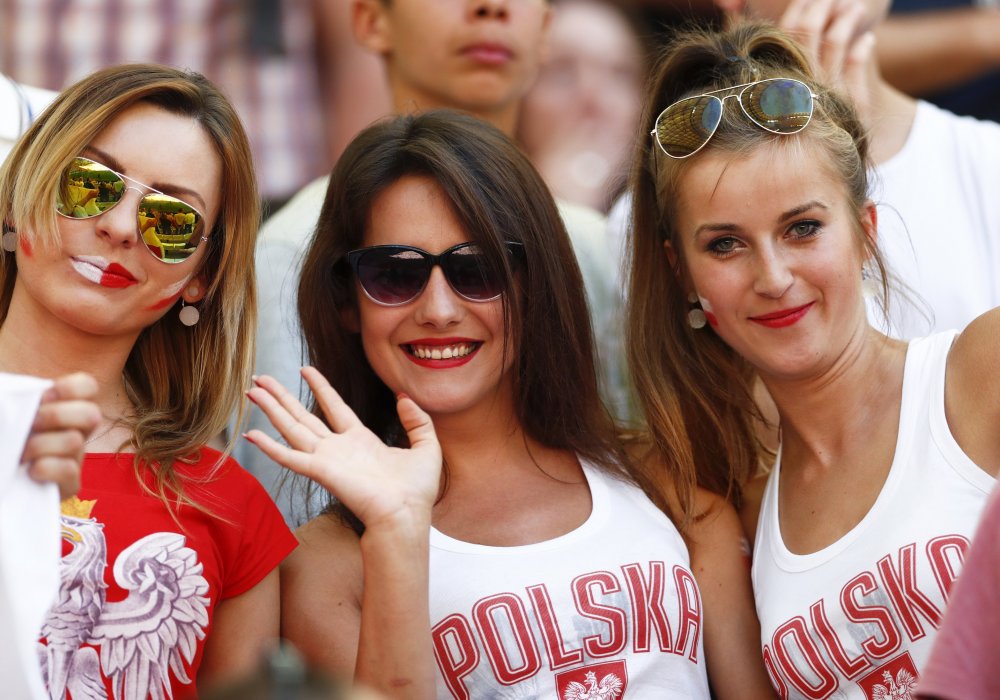 Болельщицы сборной Польши в ожидании поединка против Португалии.