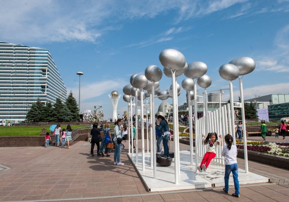 Многие инсталляции и творения художников будут украшать бульвар Нуржол в течение всего лета.
