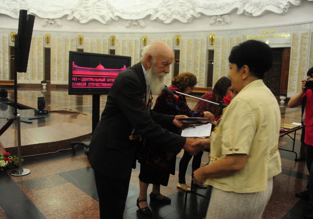 Награды раздавал ветеран-панфиловец Владимир Бурцев.