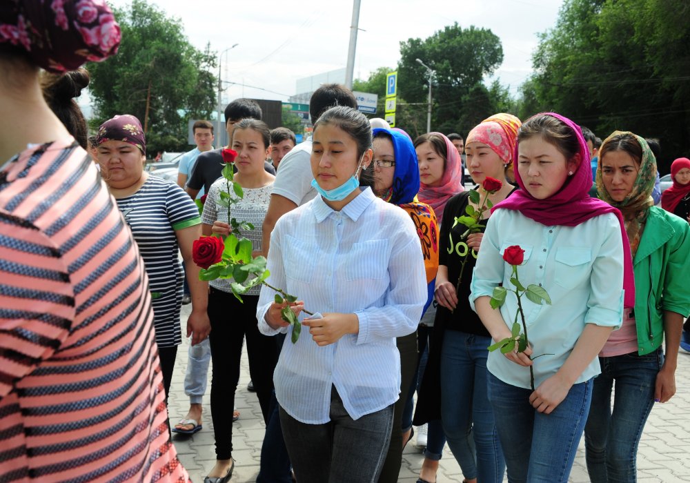 Алматинцы несут цветы и к зданию Департамента Комитета национальной безопасности (ДКНБ). 