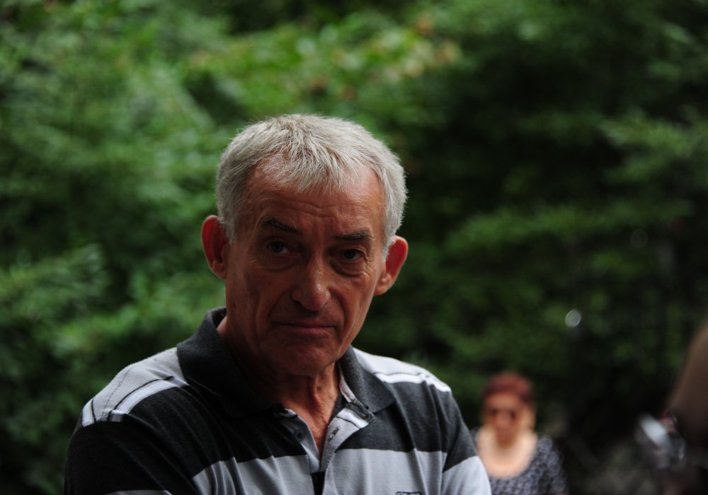 Пришел сегодня к зданию РУВД и пенсионер Валерий Шинкоренко, который оказался внутри учреждения во время перестрелки в Алматы. Он рассказал, что за ним начал бежать преступник. 