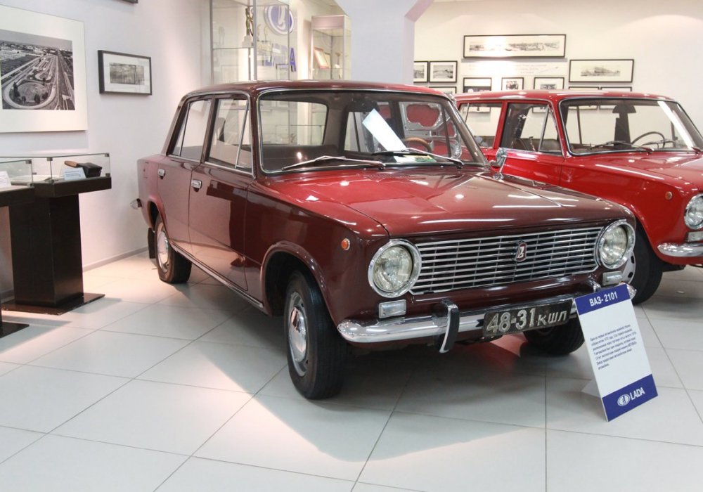 А этот ВАЗ-2101 - один из первых авто серийной сборки. Он был создан летом 1970 года и стал первым автомобилем, реализованным через торговую сеть в августе 1970 года. У автомобиля был один владелец, который через 19 лет эксплуатации подарил машину "АвтоВАЗу". Взамен завод предоставил автолюбителю новый автомобиль.