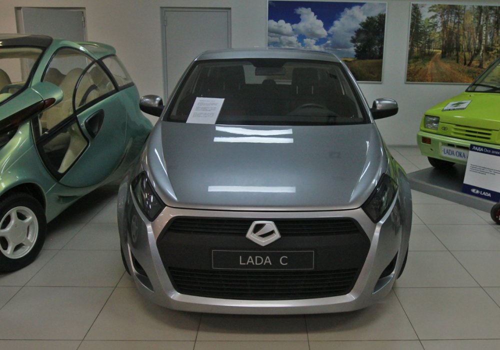 А здесь концепт-кар LADA C. Автомобиль был разработан в начале 2000-х годов. В 2007 году автомобиль был представлен на автосалоне в Женеве.