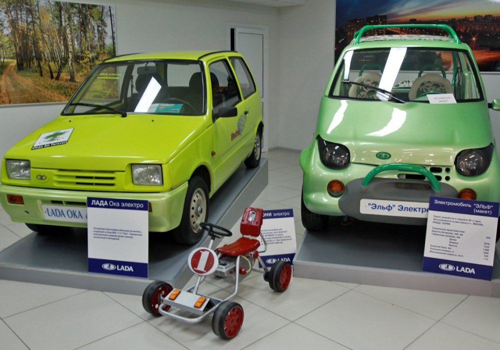 LADA Ока электро (слева), детский электромобиль для аттракционов Пони, макет электромобиля "Эльф" (справа).