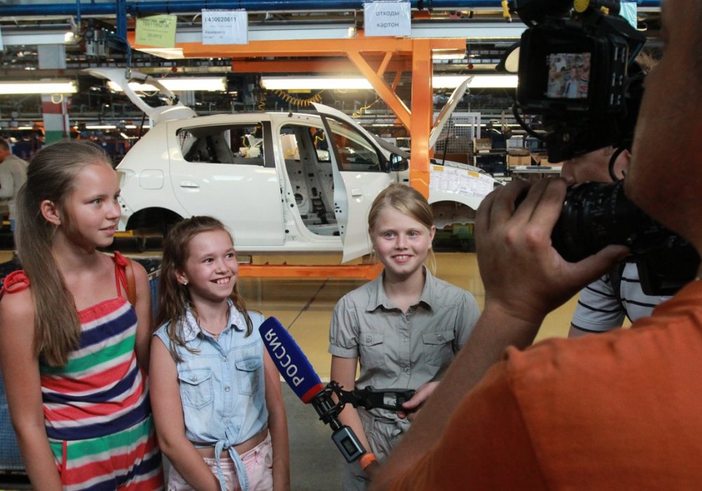 Дети рабочих рассказывают журналистам о своих впечатлениях от Дня открытых дверей.