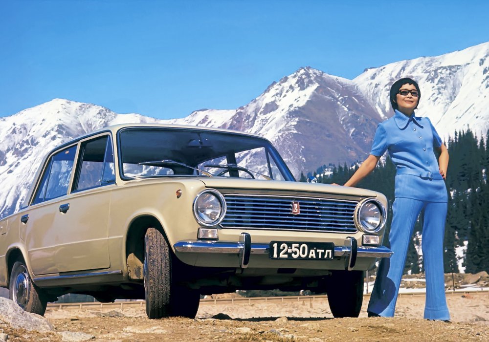 Ну и напоследок архивное рекламное фото автомобиля ВАЗ. Судя по горной местности, автомобильным номерам и восточной внешности модели, вполне возможно, что кадр был сделан в Алматы.