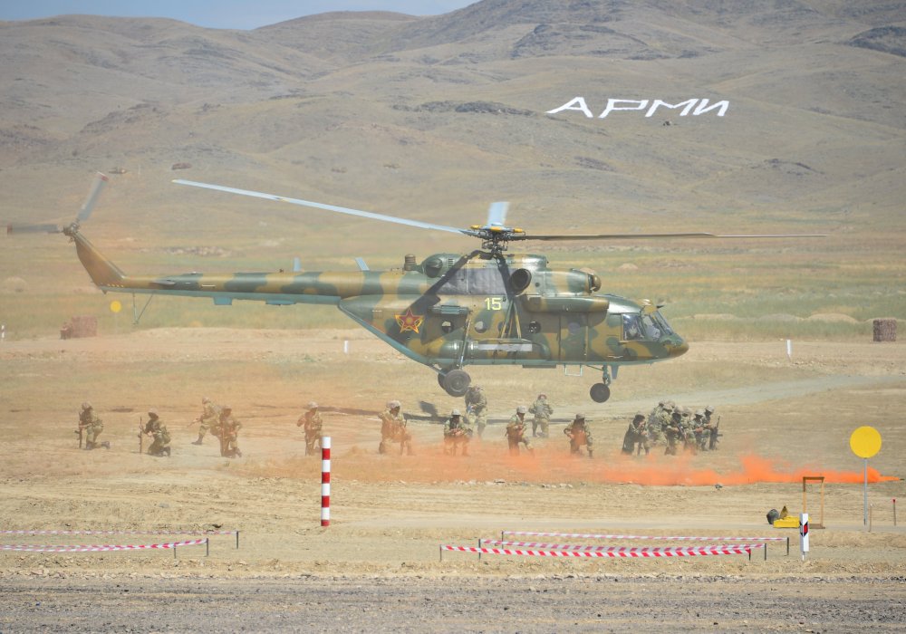 Продолжилось открытие Игр воздушным шоу казахстанских десантников.
