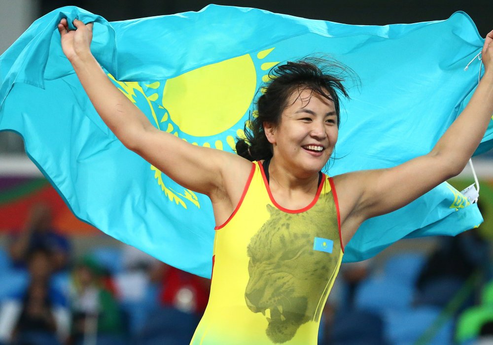 Счастливая бронзовая призерка Олимпиады Эльмира Сыздыкова (женская борьба). © REUTERS