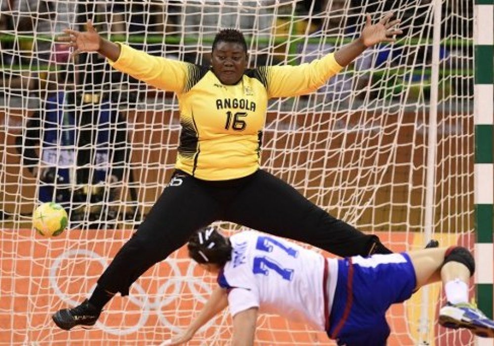 Одна из медийных личностей нынешней Олимпиады - вратарь ангольской женской команды по гандболу Тереза ​​Алмейда. © REUTERS